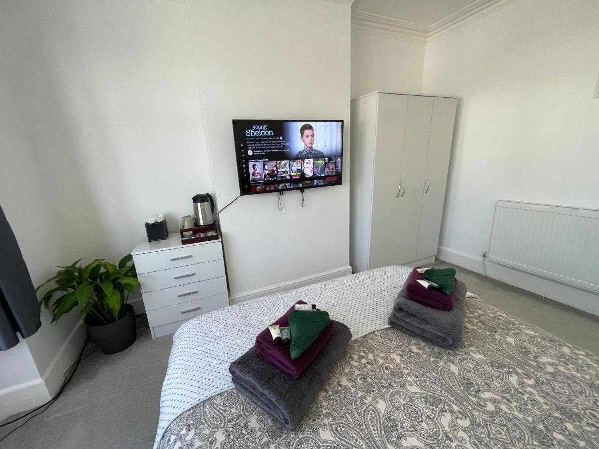 Double Bedroom With Tv In Sudbury Hill Wembley - 10 Mins From Wembley Stadium Harrow on the Hill ภายนอก รูปภาพ