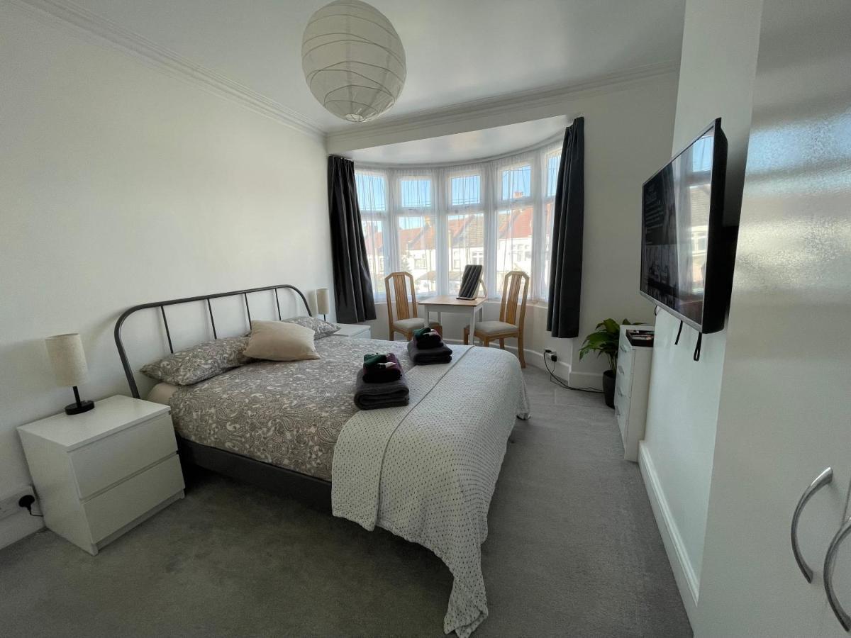 Double Bedroom With Tv In Sudbury Hill Wembley - 10 Mins From Wembley Stadium Harrow on the Hill ภายนอก รูปภาพ