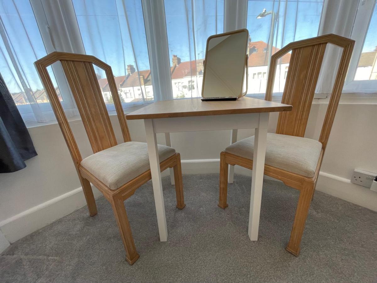 Double Bedroom With Tv In Sudbury Hill Wembley - 10 Mins From Wembley Stadium Harrow on the Hill ภายนอก รูปภาพ